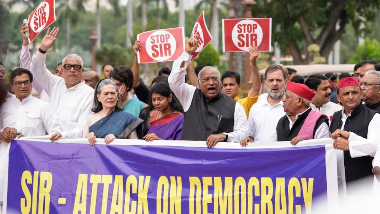 INDI Alliance Protest: विपक्ष का चुनाव आयोग तक पैदल मार्च! लोकतंत्र की लड़ाई जारी, 300 से ज्यादा सांसदों का ऐतिहासिक विरोध मार्च