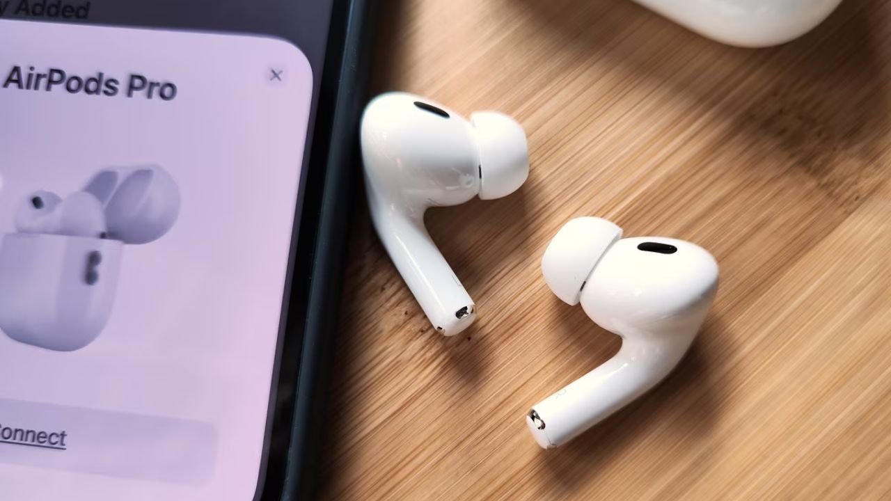 Apple AirPods Pro 3: अब सिर्फ म्यूजिक नहीं, हार्टबीट और हेल्थ भी करेगा ट्रैक! iPhone 17 के साथ होगा धमाकेदार लॉन्च