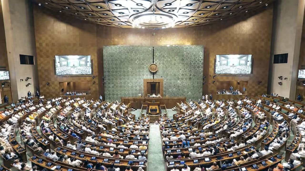 Parliament Monsoon session का आखिरी दिन! संसद में उथल-पुथल जारी, 130वें संविधान संशोधन ने राजनीति में मचाया तूफान