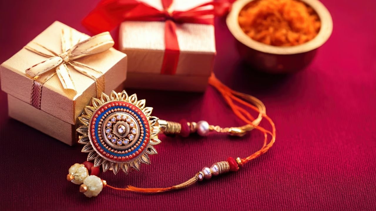 Rakshabandhan 2025: बहन को देना है शानदार गिफ्ट तो 1500 रुपये में Amazon-Flipkart की इन बेस्ट डील्स पर डालें नजर