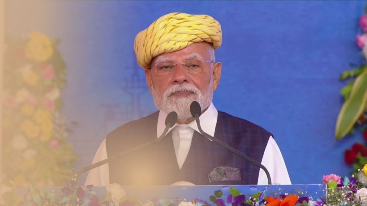 नवरात्र से पहले पीएम मोदी का गुजरात दौरा, आत्मनिर्भर भारत और विकास परियोजनाओं पर किया जोरदार संबोधन