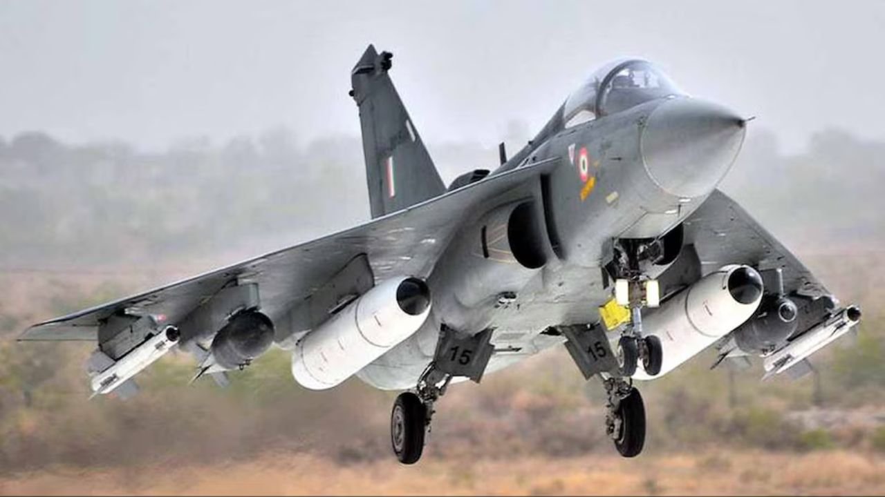 HAL को मिला तीसरा GE-404 इंजन, अब तेजस फाइटर जेट्स की डिलीवरी में आएगी रफ्तार – जानें कैसे बढ़ेगी वायुसेना की ताकत