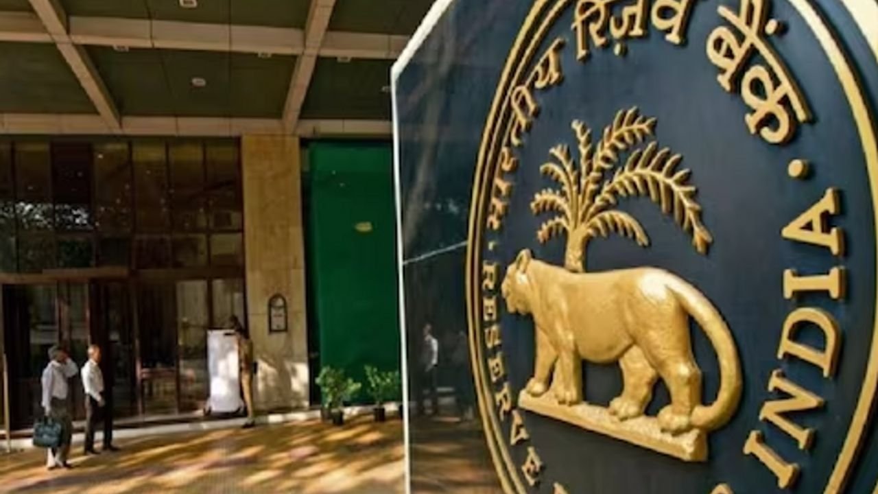 RBI का नया नियम! डिफॉल्टर का मोबाइल लॉक कर कर्ज वसूली, जानें आपके लिए क्या होगा असर
